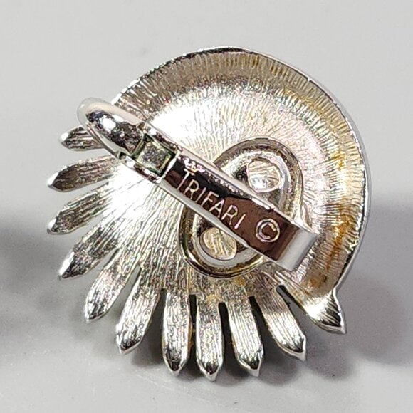 Crown Trifari Button Clip-On Earrings Mother of Pearl Silver Tone Fashion Jewely - Picture 4 of 8